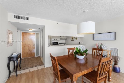 Condo in North Bay Village, Florida, 2 bedrooms  № 2086357 - photo 4
