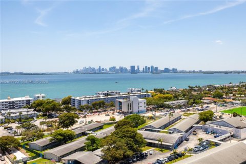Condo in North Bay Village, Florida, 2 bedrooms  № 2086357 - photo 22