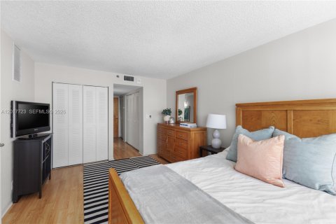 Condo in North Bay Village, Florida, 2 bedrooms  № 2086357 - photo 10