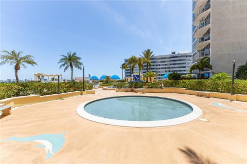 Condo in North Bay Village, Florida, 2 bedrooms  № 2086357 - photo 27