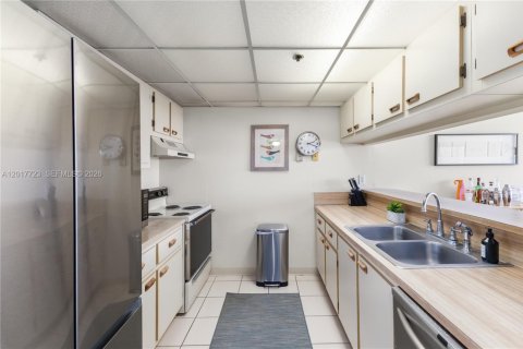 Condo in North Bay Village, Florida, 2 bedrooms  № 2086357 - photo 6