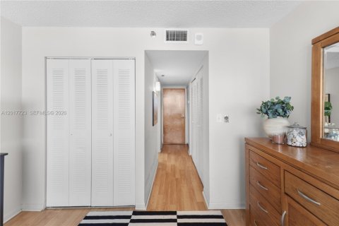 Condo in North Bay Village, Florida, 2 bedrooms  № 2086357 - photo 11
