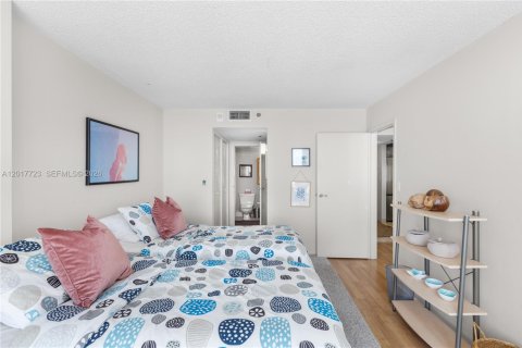 Condo in North Bay Village, Florida, 2 bedrooms  № 2086357 - photo 16