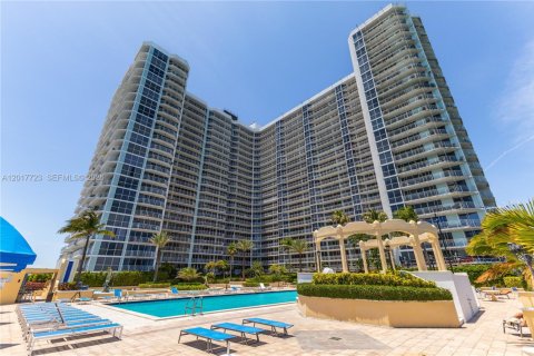 Condo in North Bay Village, Florida, 2 bedrooms  № 2086357 - photo 24