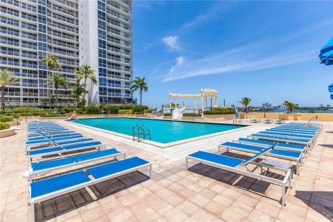 Condo in North Bay Village, Florida, 2 bedrooms  № 2086357 - photo 25