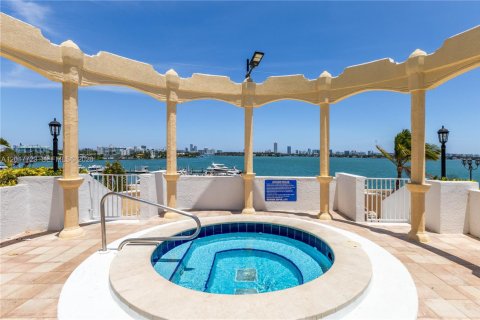Condo in North Bay Village, Florida, 2 bedrooms  № 2086357 - photo 29