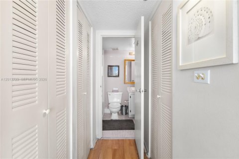 Condo in North Bay Village, Florida, 2 bedrooms  № 2086357 - photo 17