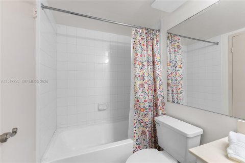 Condo in North Bay Village, Florida, 2 bedrooms  № 2086357 - photo 13