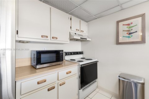 Condo in North Bay Village, Florida, 2 bedrooms  № 2086357 - photo 8