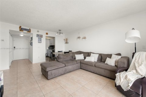 Condo in North Miami, Florida, 1 bedroom № 1943050 - photo 5