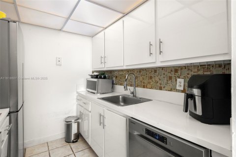 Condo in North Miami, Florida, 1 bedroom № 1943050 - photo 8