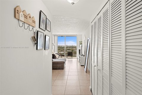 Condo in North Miami, Florida, 1 bedroom № 1943050 - photo 19