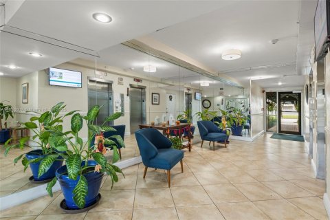 Condo in North Miami, Florida, 1 bedroom № 1943050 - photo 25