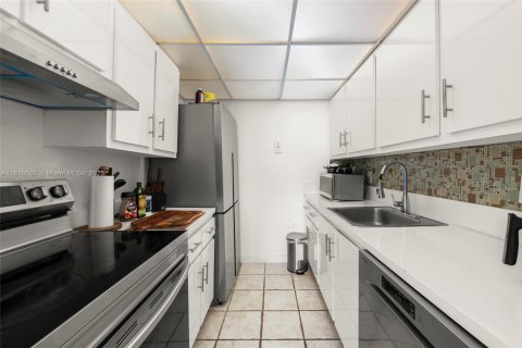 Condo in North Miami, Florida, 1 bedroom № 1943050 - photo 9