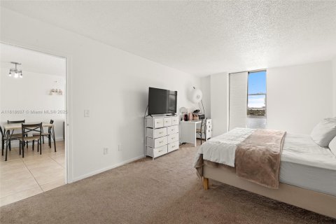 Condo in North Miami, Florida, 1 bedroom № 1943050 - photo 12