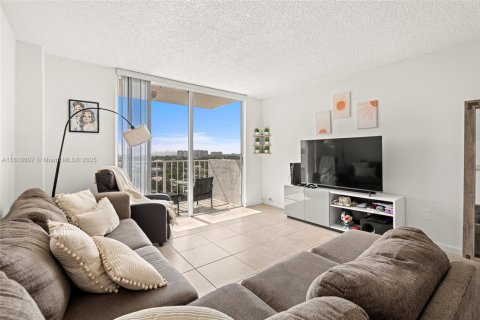 Condo in North Miami, Florida, 1 bedroom № 1943050 - photo 2