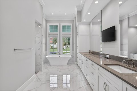 House in Vero Beach, Florida 5 bedrooms, 295.62 sq.m. № 2146236 - photo 24