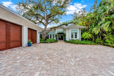 House in Vero Beach, Florida 5 bedrooms, 295.62 sq.m. № 2146236 - photo 2
