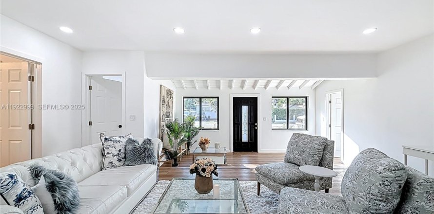 Дом в Майами, Флорида 4 спальни, 131.18м2 № 1988312