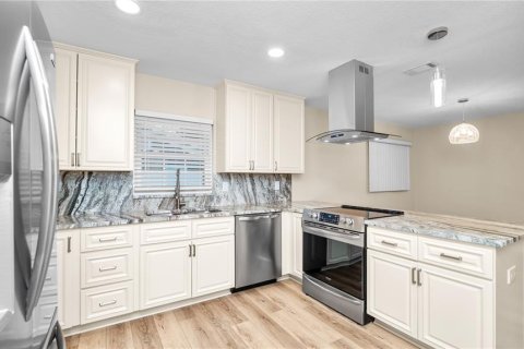 House in Lakeland, Florida 4 bedrooms, 236.81 sq.m. № 1885283 - photo 11