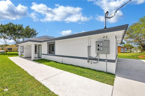 Immobilier commercial à vendre à Florida City, Floride № 2081425 - photo 3