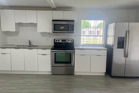 House in Miami, Florida 2 bedrooms, 104.79 sq.m. № 1956813 - photo 2