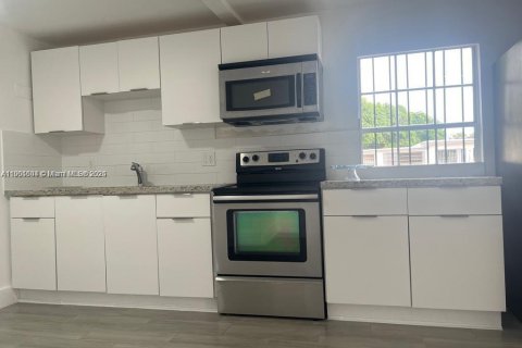 House in Miami, Florida 2 bedrooms, 104.79 sq.m. № 1956813 - photo 3