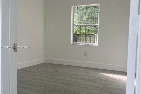 House in Miami, Florida 2 bedrooms, 104.79 sq.m. № 1956813 - photo 8