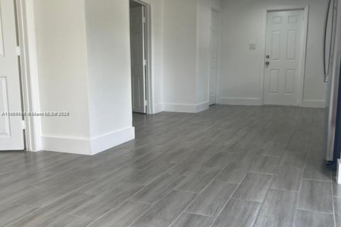 House in Miami, Florida 2 bedrooms, 104.79 sq.m. № 1956813 - photo 5