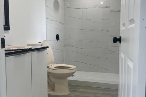 House in Miami, Florida 2 bedrooms, 104.79 sq.m. № 1956813 - photo 7