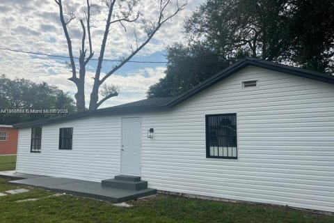 House in Miami, Florida 2 bedrooms, 104.79 sq.m. № 1956813 - photo 1