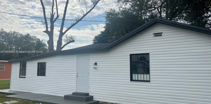 House in Miami, Florida 2 bedrooms, 104.79 sq.m. № 1956813