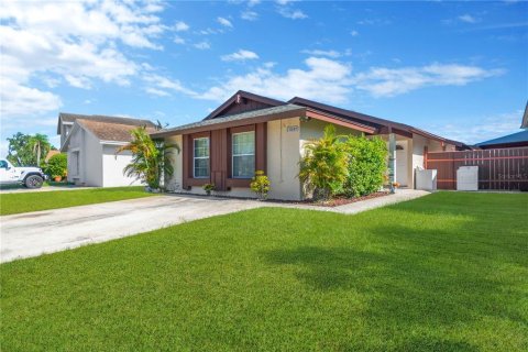 Casa en venta en Tampa, Florida, 3 dormitorios, 137.87 m2 № 1916347 - foto 1