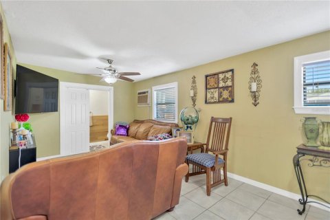 Casa en venta en Tampa, Florida, 3 dormitorios, 137.87 m2 № 1916347 - foto 11