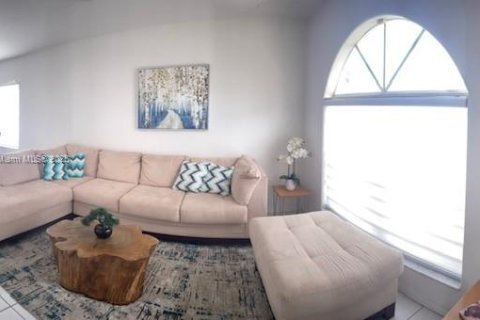 House in Miami, Florida 4 bedrooms, 161.84 sq.m. № 1730187 - photo 3