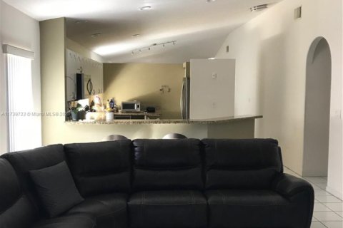House in Miami, Florida 4 bedrooms, 161.84 sq.m. № 1730187 - photo 8