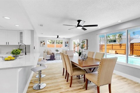 House in Tarpon Springs, Florida 5 bedrooms, 242.85 sq.m. № 1758077 - photo 10