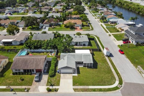House in Holiday, Florida 4 bedrooms, 118.17 sq.m. № 1850006 - photo 3