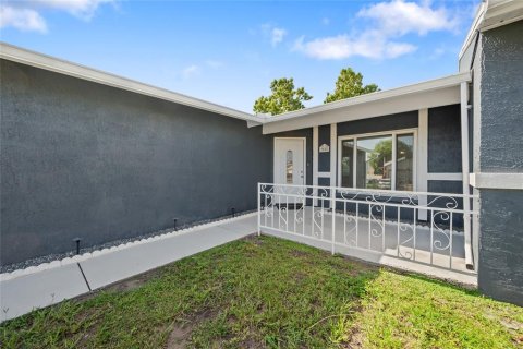 House in Holiday, Florida 4 bedrooms, 118.17 sq.m. № 1850006 - photo 2