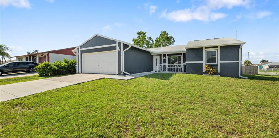 House in Holiday, Florida 4 bedrooms, 118.17 sq.m. № 1850006