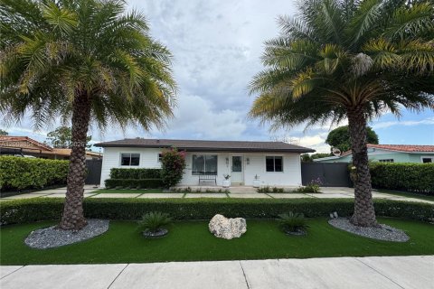 Villa ou maison à vendre à Miami Gardens, Floride: 5 chambres, 161.46 m2 № 2069043 - photo 2