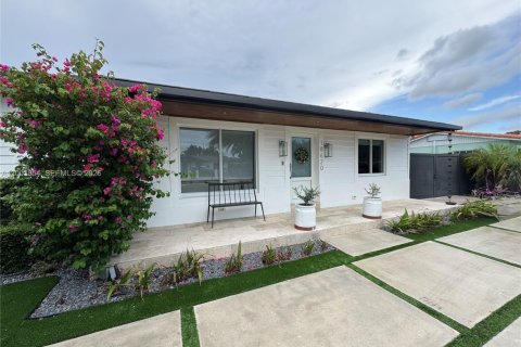 Villa ou maison à vendre à Miami Gardens, Floride: 5 chambres, 161.46 m2 № 2069043 - photo 3