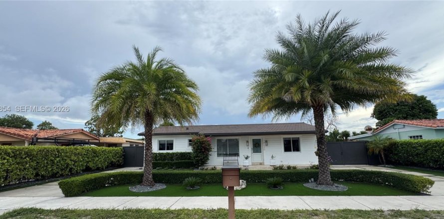 Villa ou maison à Miami Gardens, Floride 5 chambres, 161.46 m2 № 2069043