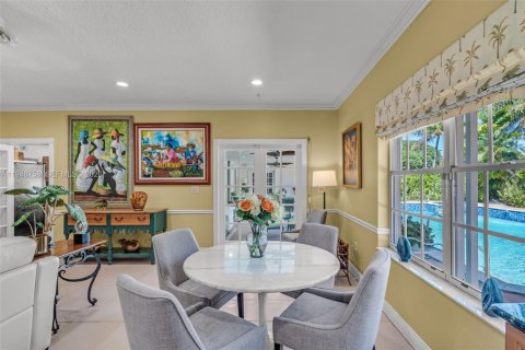 House in Miami, Florida 5 bedrooms, 338.63 sq.m. № 2024873 - photo 10