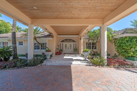 House in Miami, Florida 5 bedrooms, 338.63 sq.m. № 2024873 - photo 4