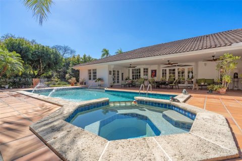 House in Miami, Florida 5 bedrooms, 338.63 sq.m. № 2024873 - photo 24