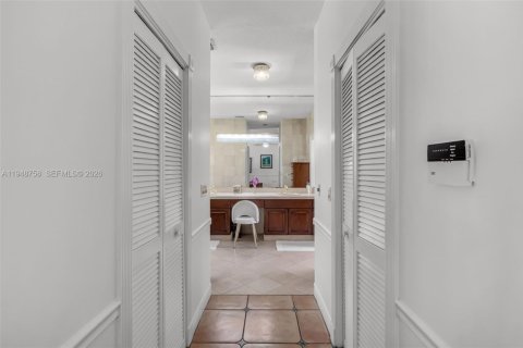 House in Miami, Florida 5 bedrooms, 338.63 sq.m. № 2024873 - photo 15