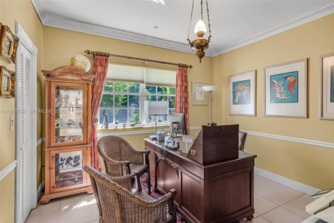 House in Miami, Florida 5 bedrooms, 338.63 sq.m. № 2024873 - photo 12