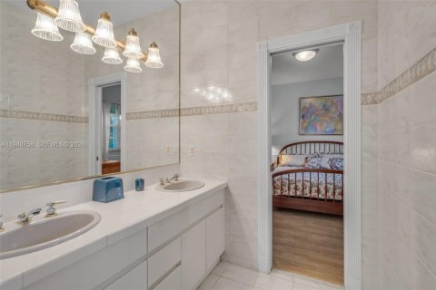 House in Miami, Florida 5 bedrooms, 338.63 sq.m. № 2024873 - photo 19
