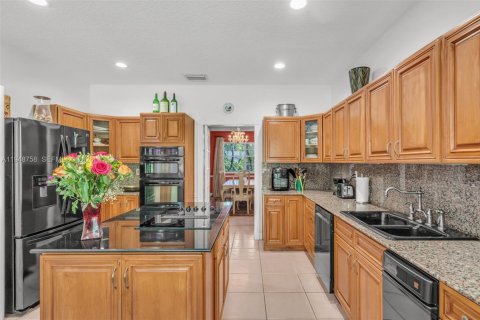 House in Miami, Florida 5 bedrooms, 338.63 sq.m. № 2024873 - photo 7